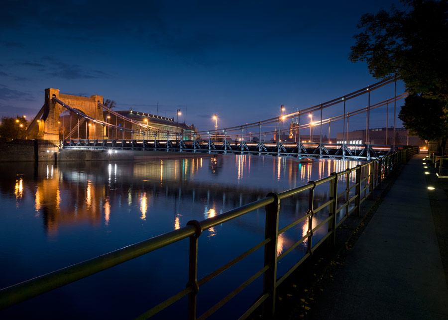 Widok na Most Grunwaldzki na Odrze we Wrocławiu